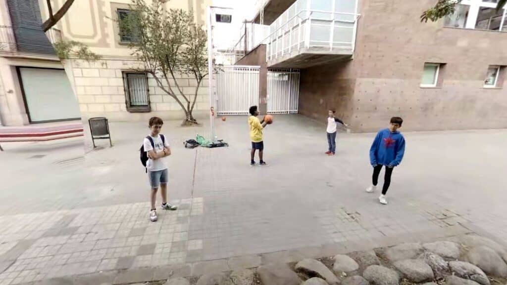 Niños jugando en la calle con una pelota. Assetjament escolar.