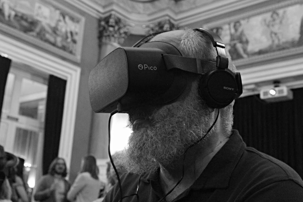 Un señor con gafas de realidad virtual en un evento colaborativo junto a Kid’s Cluster donde exploraremos cómo estas tecnologías están transformando los entornos educativos