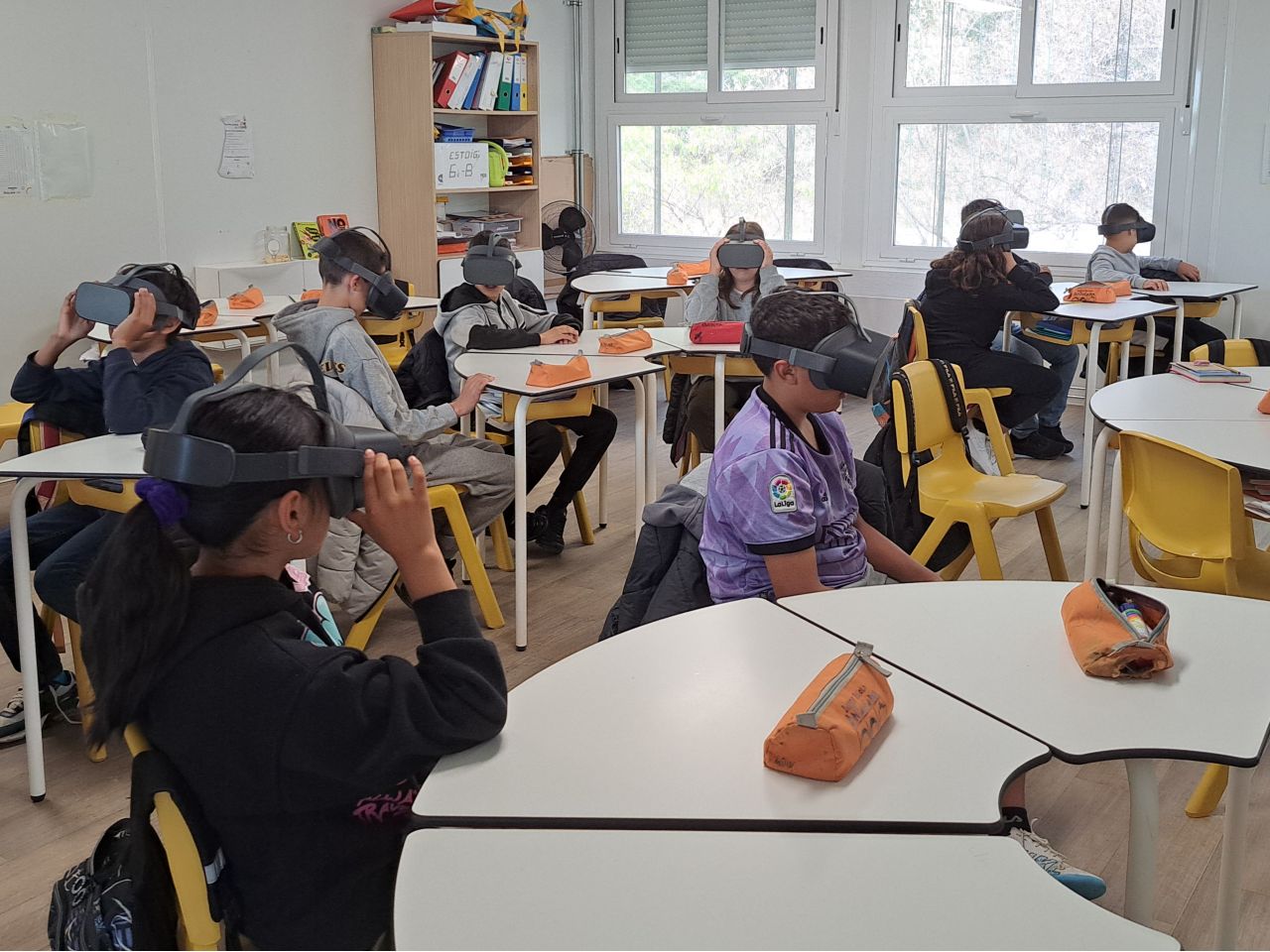 Un grupo de niños en la escuela visionando cápsulas inmersivas con gafas de realidad virtual